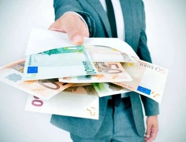 Η Αρχή για το ξέπλυμα χρήματος «χαρτογραφεί» τις ΜΚΟ και τις «χρυσές βίζες»